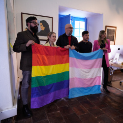 Banderas LGBTI en la secretaria